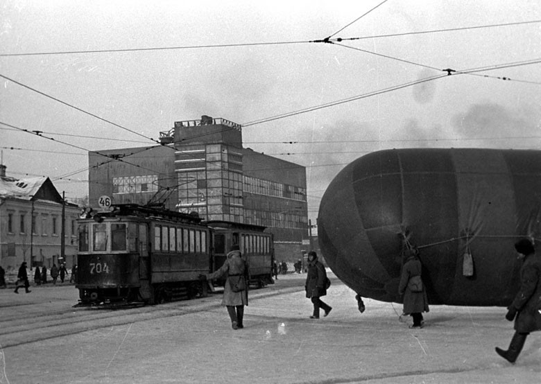 Бойцы Московской противовоздушной обороны несут аэростат на ул. Застава Ильича. Февраль 1942 года.