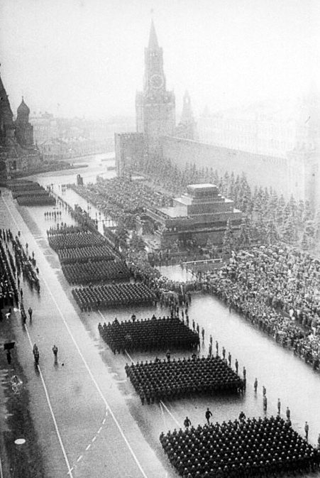 Проход войск перед мавзолеем Ленина. 24 июня 1945 г.