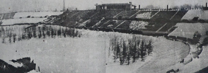 На футбольном поле стадиона «Динамо» с целью маскировки были высажены молодые ели, а трибуны перекрашены.