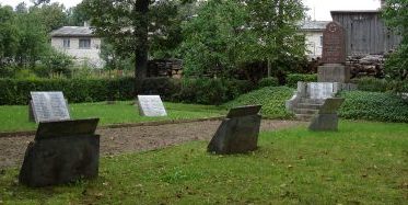 п. Нерета. Памятник на воинском кладбище по улице Лодзыня, где похоронено 187 советских воинов, в т.ч. 10 неизвестных, погибших в годы войны. 