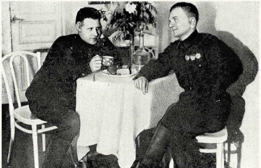 Снайперы Иван Антонов и Иван Добрик в госпитале после ранения. 1943 г.