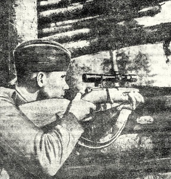 Сержант Павел Шабанов на огневой позиции. Июнь 1943 г.