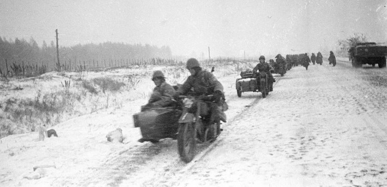 Мотоциклы на Можайском шоссе. 1941 г.