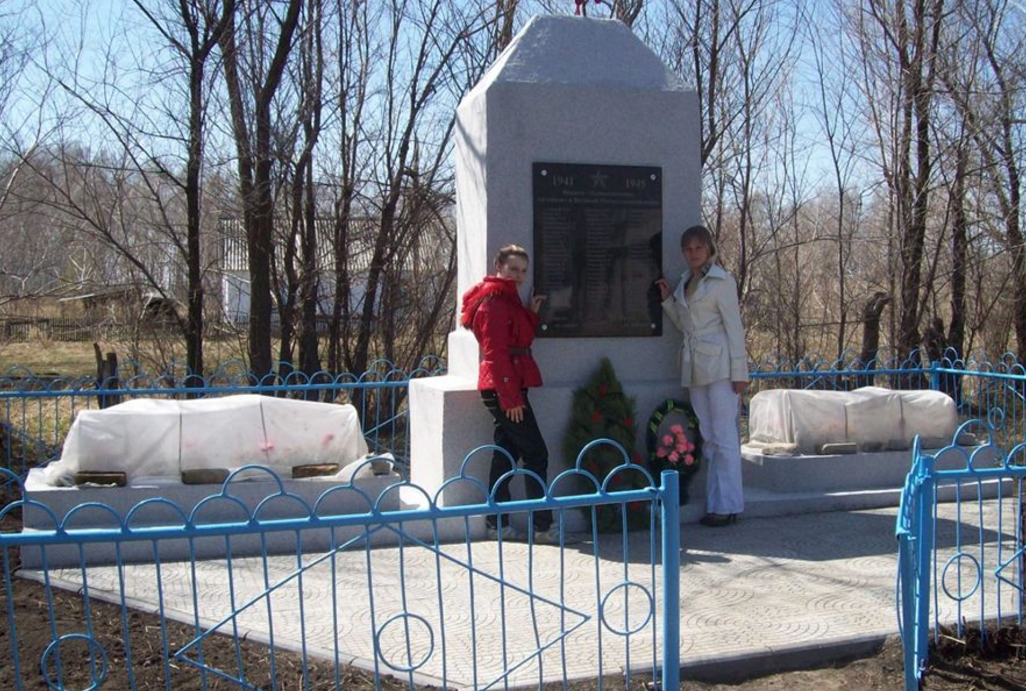 п. Петровский Панкрушихинского р-на. Памятник воинам-односельчанам, погибшим в годы войны.