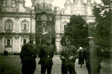Немцы возле Успенского собора. Сентябрь, 1941 г.