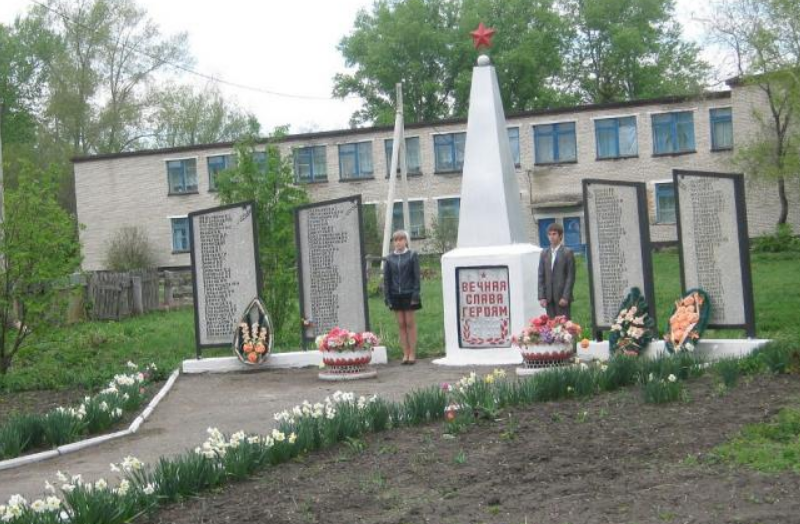 с. Шумелиха. Ребрихинского р-на. Обелиск воинам, погибшим в год войны, установленный возле сельской школы.
