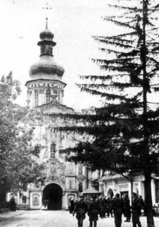 Немцы во дворе Верхней Лавры возле Троицкой церкви. Сентябрь 1941 г.