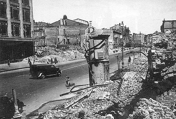 ЦУМ в окружении руин. 1943 г.