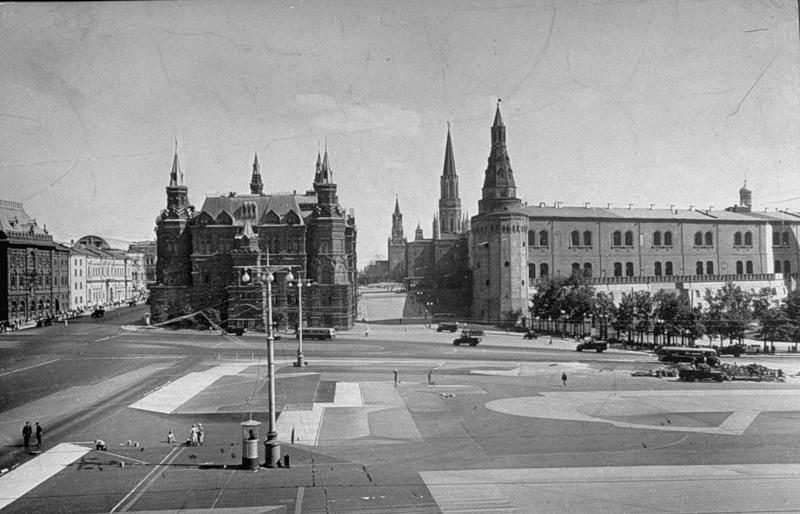 Маскировки Кремля и прилегающих территорий используется плоскостная имитация с перекраской крыш и открытых фасадов зданий. Октябрь, 1941 г.