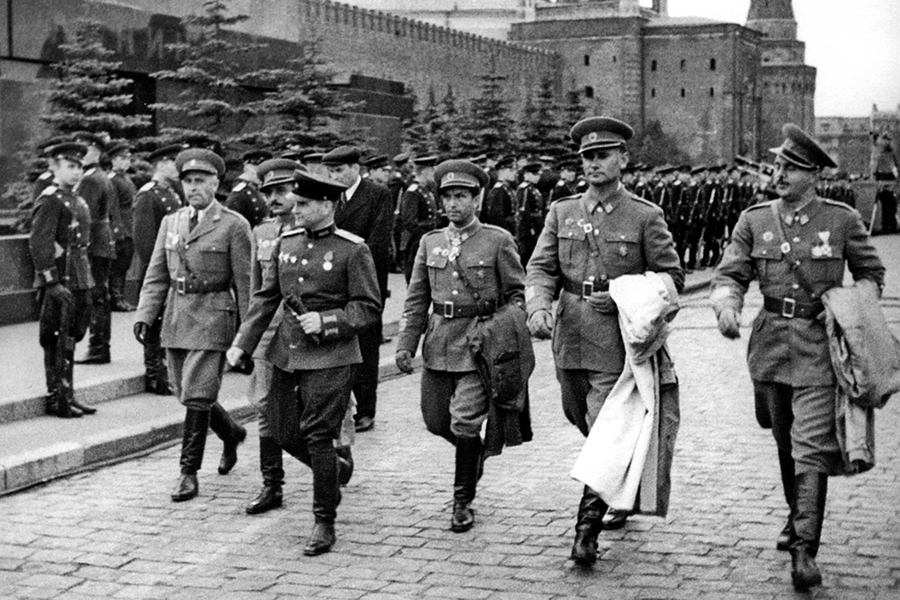 Иностранные военные на параде. 24 июня 1945 г.