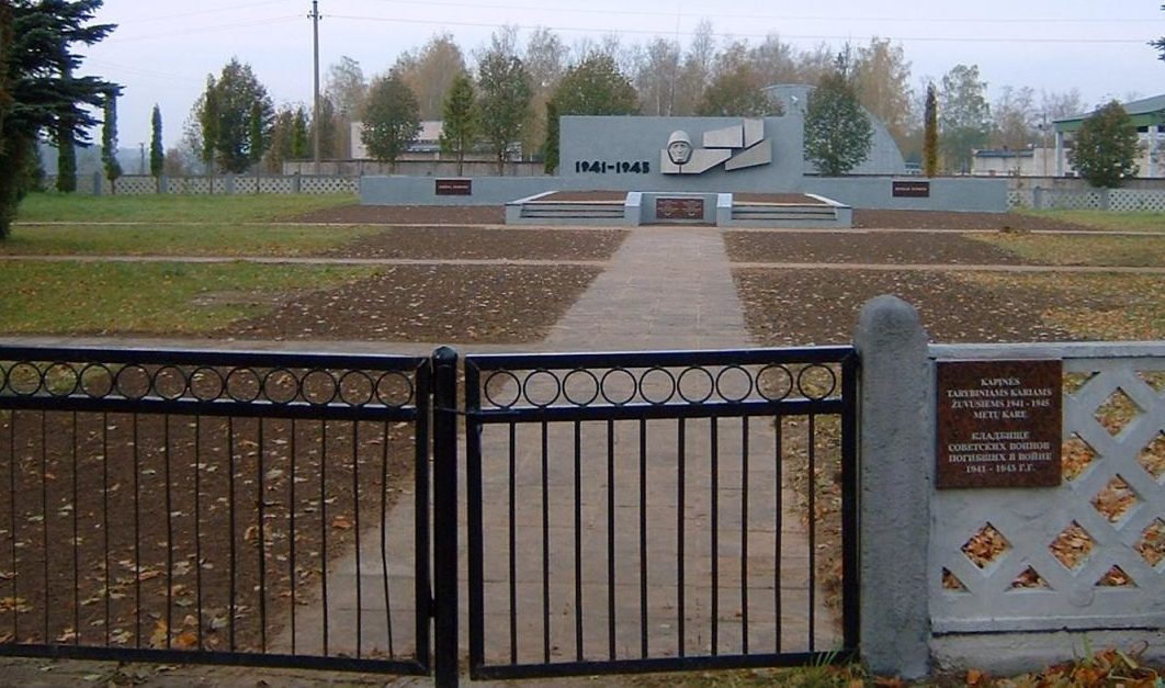 Общий вид воинского кладбища.