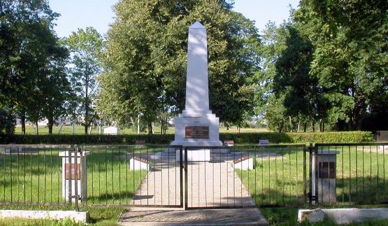 г. Шедува Радвилишкского р-на. Воинское кладбище, где похоронено 64 воина, в т.ч. 13 неизвестных.