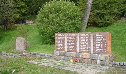 г. Дурбе. Мемориал воинам 43-й авиаэскадрильи ВВС КБФ. На стеле увековечены имена 44 советских воинов.