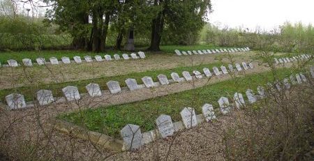 Мемориальные плиты на воинском кладбище.