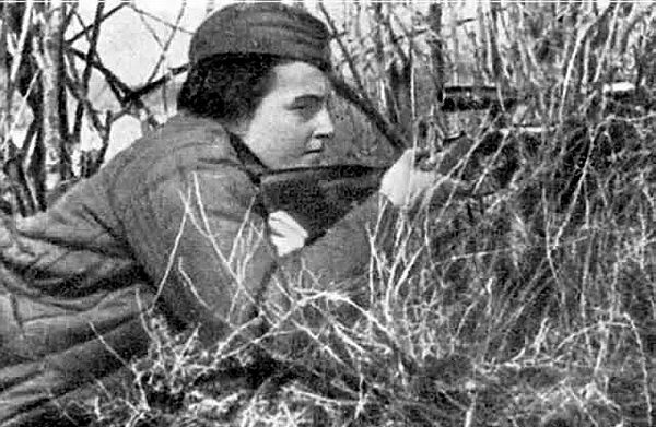 Снайпер Людмила Павличенко на огневой позиции.