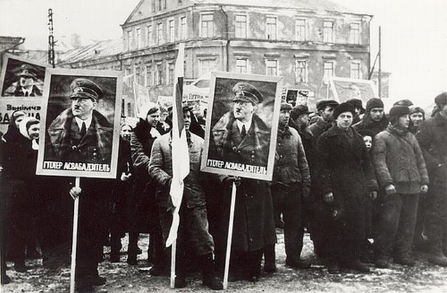 Митинг на Площади Свободы. 1943 г. 