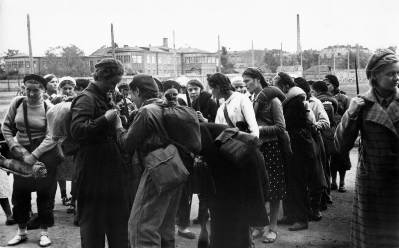 Девушки-ополченцы перед отправкой на фронт. Июль, 1941 г.