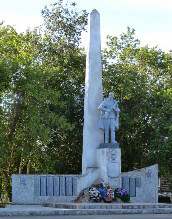 с. Родино. Мемориал воинам-землякам, погибшим в годы Великой Отечественной войны, установлен в центре села в 1977 году.