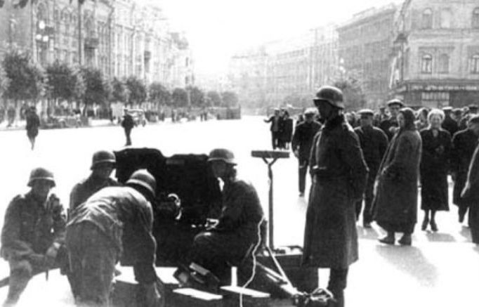 Площадь Сталина (ныне - Европейская). Сентябрь 1941 г.