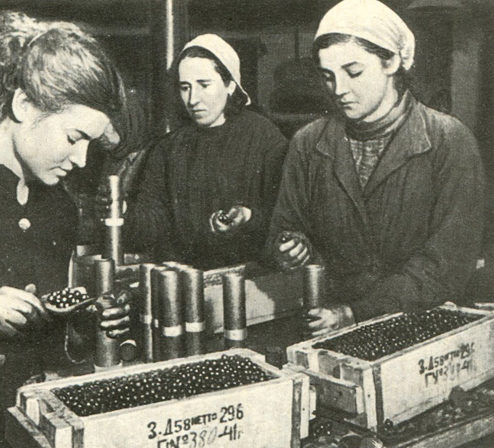 Изготовление шрапнельных снарядов на одном из московских заводов. 1942 г.