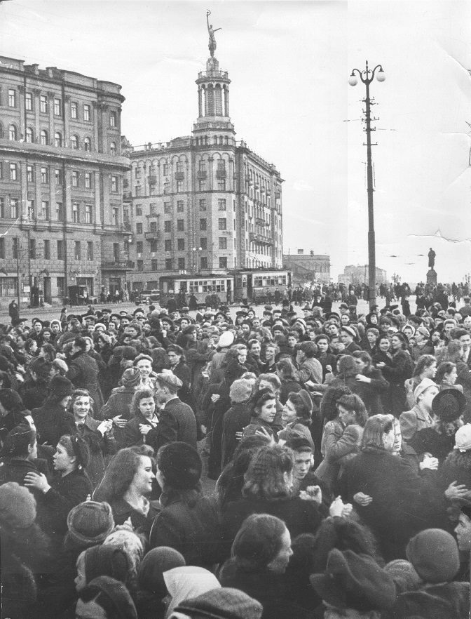 Танцы на Пушкинской площади. Весна, 1944 г.