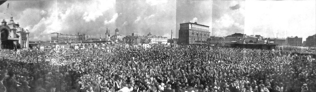 Встреча демобилизованных на Белорусском вокзале. 23 июля 1945 г.