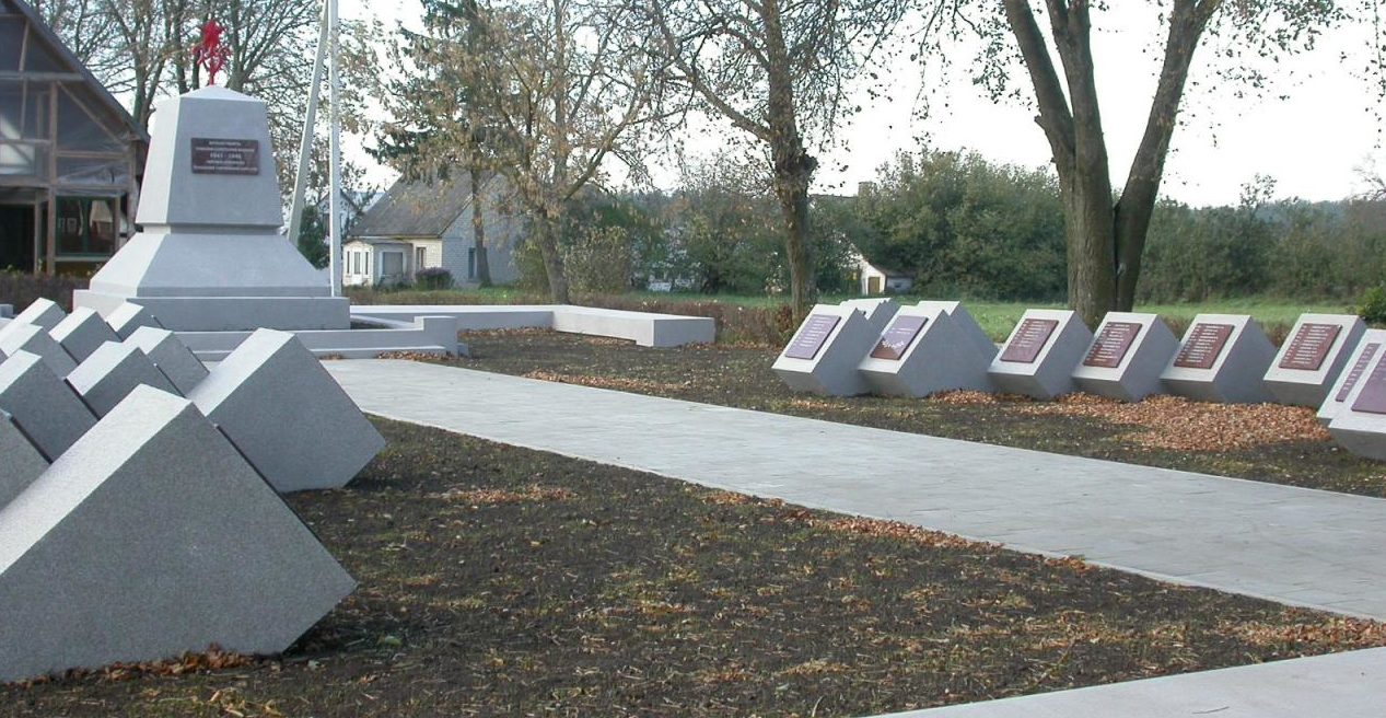 д. Лейпалингис Ладзийского р-на. Памятник на воинском кладбище по улице Капу, где похоронено 395 воинов, в т.ч. 14 неизвестных, 8-го гвардейского стрелкового корпуса, погибших в 1944 году. 