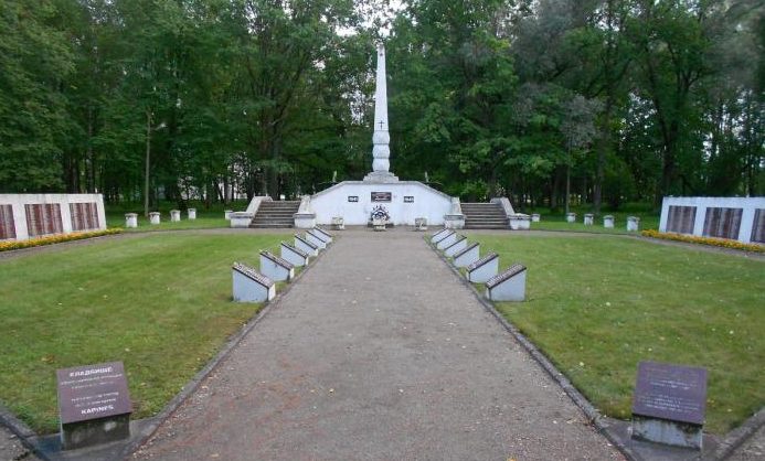 Общий вид монумента на воинском кладбище.