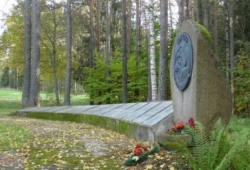 п. Яунанна, волость Яунаннас, край Алукснес. Мемориал братской могиле, в которой похоронено 480 советских воинов, в т.ч. 288 неизвестных. Здесь же увековечена память 15 местных жителей, погибших в годы войны. 