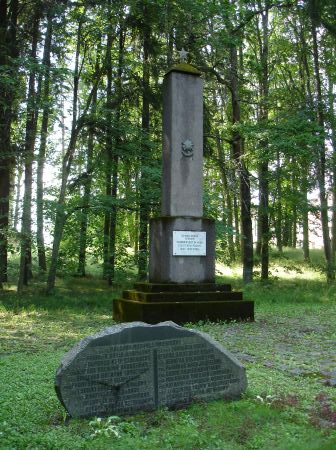 п. Яунгулбене, край Гулбенес. Памятник на юге посёлка, установленный на воинском кладбище, где похоронен 31 советский воин, погибший в Великую Отечественную войну. 
