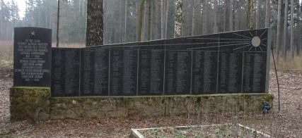 п. Дымзукалнс, край Иецавас. Мемориальная стена на воинском кладбище, где похоронено 259 советских воинов, погибших в годы войны. 
