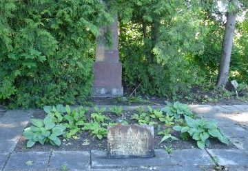 п. Пуре, край Тукума. Обелиск на братской могиле, в которой похоронено 9 советских воинов.