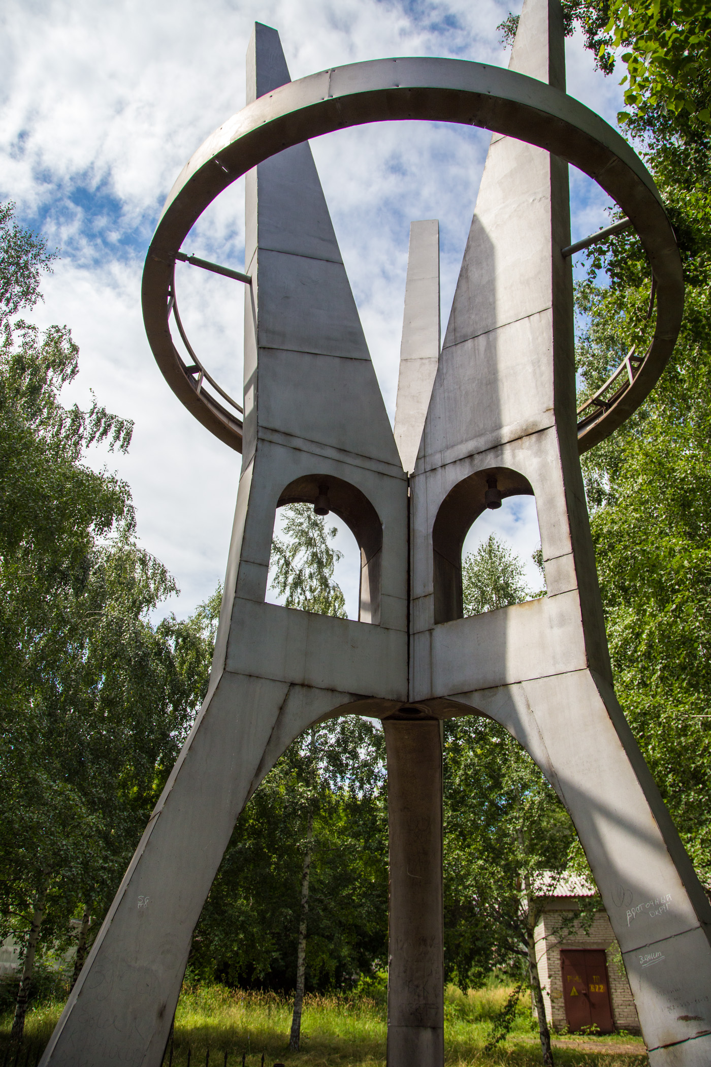 Остатки памятника японским военнопленным в Барнауле, установленного в 1996 году. Сейчас не хватает колоколов, которые висели в проемах, и должны были рассказывать живым о погибших.