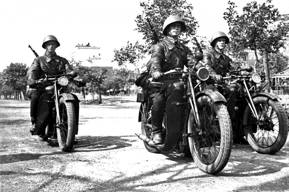 Милиционеры-мотоциклисты. Москва. 1941 г.