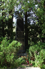 г. Саласпилс. Обелиск по улице Ливземес, установлен на братской могиле, в которой похоронено 166 воинов, в т.ч. 136 неизвестных. 