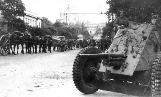 Немецкие колонны идут на Печерск вверх по улице Грушевского. Сентябрь 1941 г.