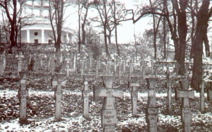 Немецкое кладбище, вдали - Аскольдова могила.
