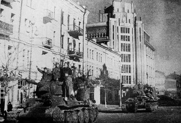 Танковая колонна возле ЦУМа. 1943 г.