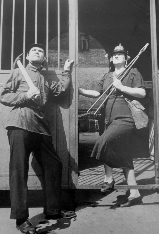 Артисты Большого театра на дежурстве в отряде местной ПВО. Август, 1941 г.