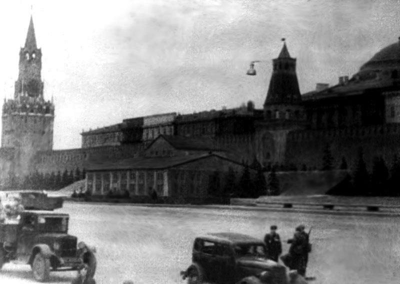 Закамуфлированный под жом мавзолей Ленина. Октябрь, 1941 г.