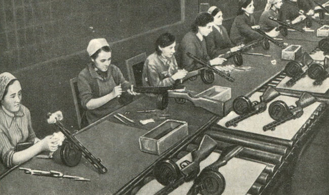Сбор автоматов ППШ на одном из московских заводов. 1942 г.