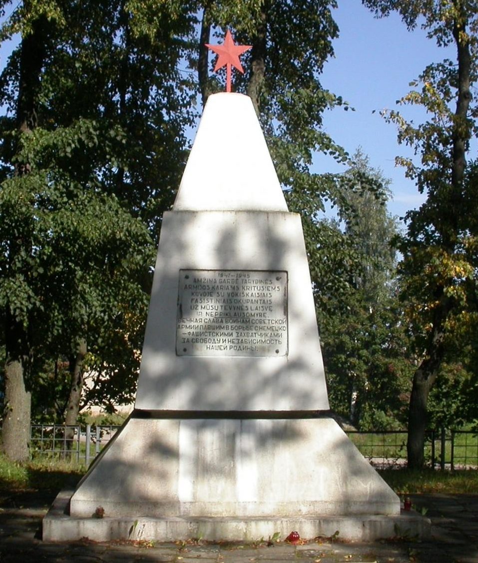д. Рудамина Ладзийского р-на. Памятник на воинском кладбище, где похоронено 229 воинов, в т.ч. 1 неизвестный, 65-го стрелкового корпуса, погибших в 1944 году.