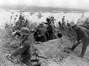 Немецкие солдаты оборудуют огневую точку на берегу Днепра.