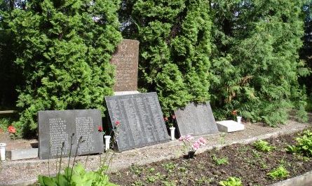 п. Ремте, край Броцену. Памятник на воинском кладбище, где захоронено 226 воинов.