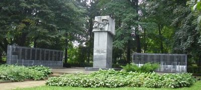 п. Иецава, край Иецавас. Мемориал на Графской площади, установлен на воинском кладбище, где похоронено 1166 советских воинов, погибших в годы войны. Имена погибших нанесены на 124 памятные плиты, вмурованные в стену. 