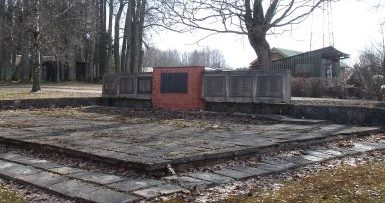 п. Вилькене, край Лимбажу. Мемориальная стена на воинском братском кладбище, где увековечены имена 33 местных жителей и 27 советских воинов, в т.ч. 20 неизвестных, погибших в годы войны.