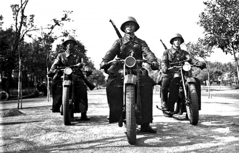 Милиционеры-мотоциклисты. Москва. 1941 г.