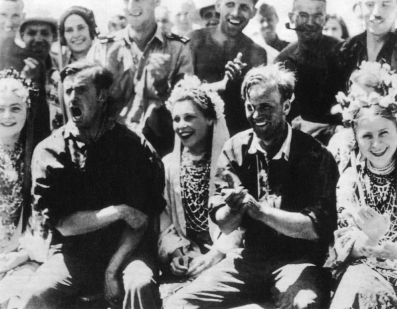Солдаты дивизии СС «Лейбштандарт Адольф Гитлер» на празднике с украинскими девушками. 1941 г.