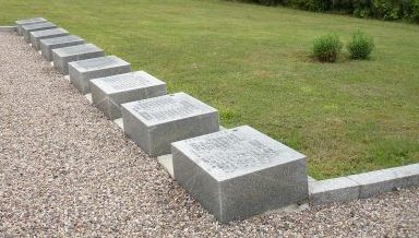 Мемориальные плиты на воинских могилах.