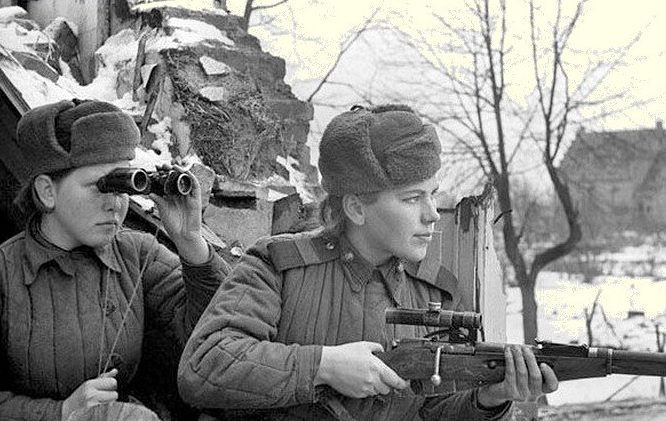 Снайперы Р. Шанина (справа) и З.Шмелева. 3-й Белорусский фронт. Январь 1945 г.